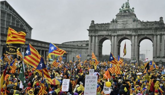 Katalánok ezrei tüntetnek Brüsszelben