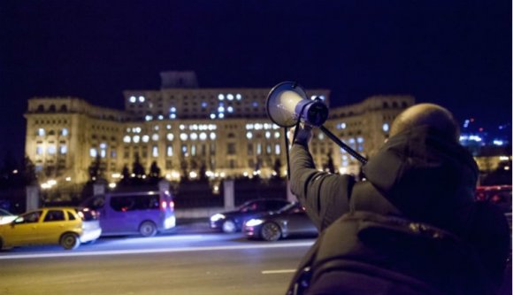 Leszámolásgyanús pénzbírságot kapott egy tüntető Facebook-bejegyzése miatt