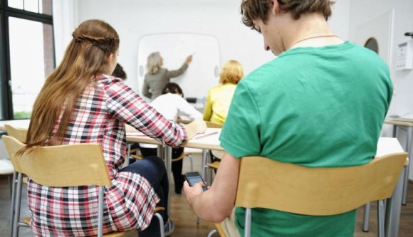 Végre egy európai ország, ahol betiltják az iskolai mobilhasználatot