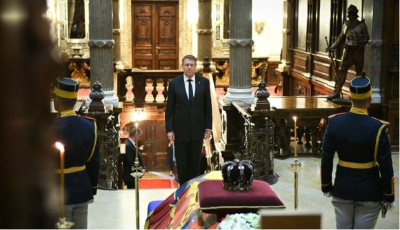 Az elnök lerótta kegyeletét a király előtt