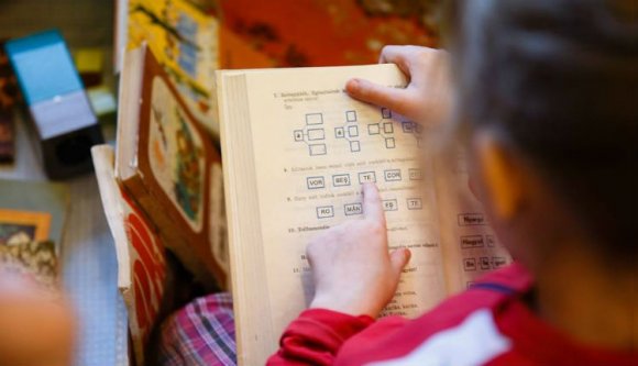 Nem kell ezentúl románra fordítani a magyar tankönyveket