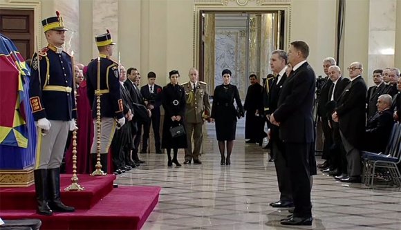 Faragatlanul viselkedtek az állam vezetői Mihály király temetésén (VIDEÓ)