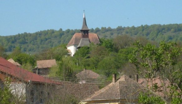 Traktorral romboltak le egy roma család által önkényesen elfoglalt házat a Székelyföldön