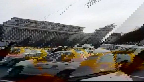 500 taxis tüntet a kormány orra előtt