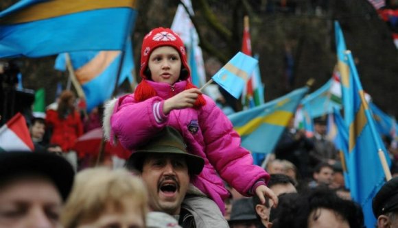 A román parlament előtt a székelyföldi autonómiatervezet