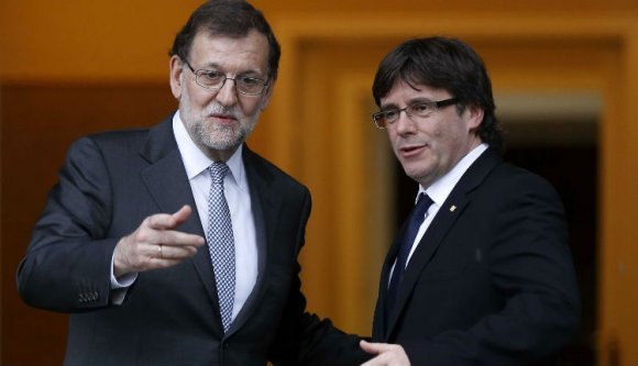 Puigdemont hazatérne, és semleges terepre hívja tárgyalni a spanyol kormányfőt