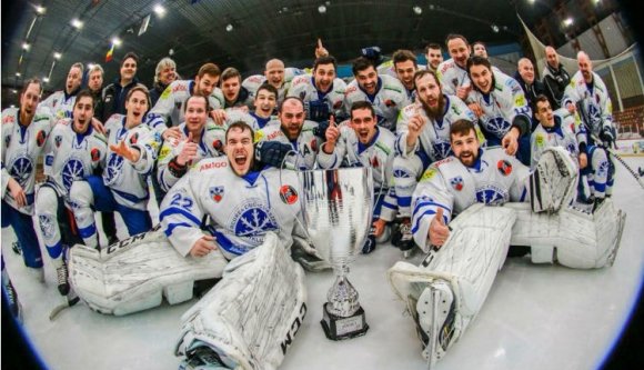 Kupa került a csíki hokisok karácsonyfája alá