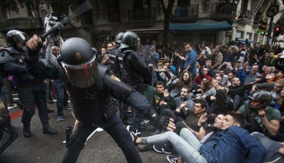 Megkezdi Madrid a rendőrök kivonását Katalóniából