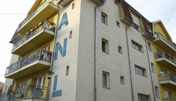 Idősebb tanárok és orvosok is igényelhetnek ANL-lakást