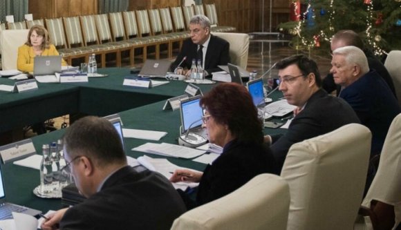 Magyarázza a kormány, hogy mit is halaszt el