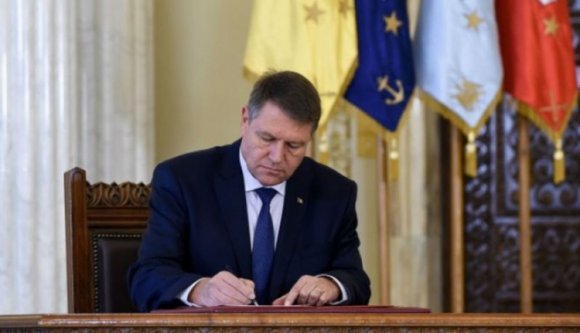 Iohannis kihirdette a költségvetési törvényt és kiosztotta a kormányt