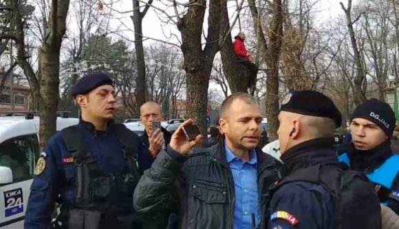 PSD ellen tüntető újságíróval dulakodtak a csendőrök Bukarestben (VIDEÓ)