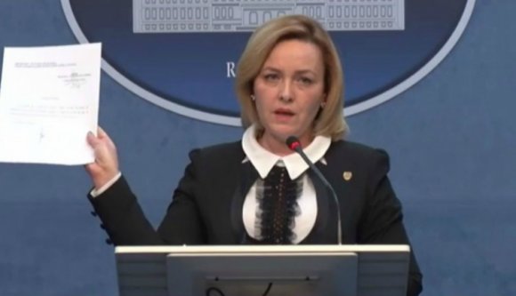 Főnöke ellen fordul, és nem mond le a belügyminiszter