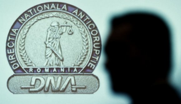 Kirúgnának egy ittasan balesetet okozó DNA-ügyészt