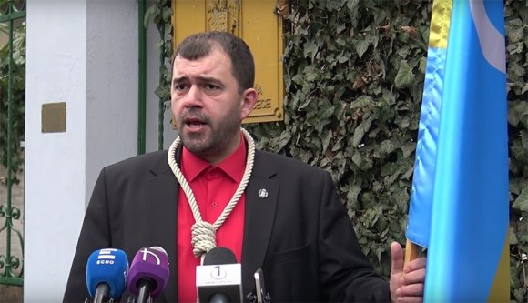 Kötéllel a nyakában, székely zászlóval tiltakozott Szávay István