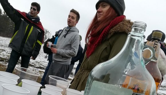 Téli majális: forralt boroznak-e a jetik?