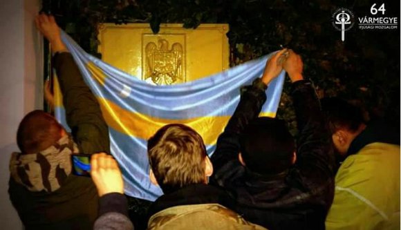 Székely zászlóval takarták le Románia budapesti nagykövetségének tábláját