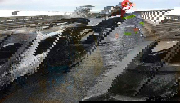 Autópályán gyulladt ki az autójuk