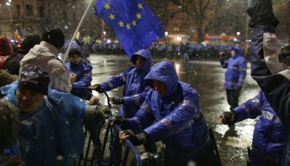 Tüntetőket vert egy csendőr Bukarestben - VIDEÓ