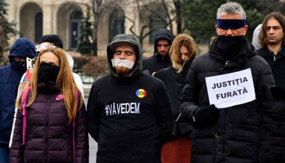 Néma tüntetésen tiltakoztak az igazságügyi törvények módosítása ellen Bukarestben