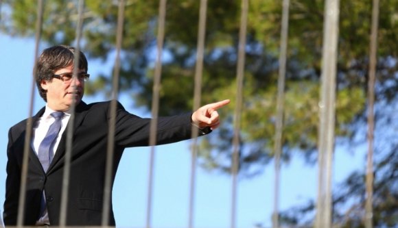 Elhagyta Brüsszelt a leváltott katalán elnök, de nagyon ráfázhat