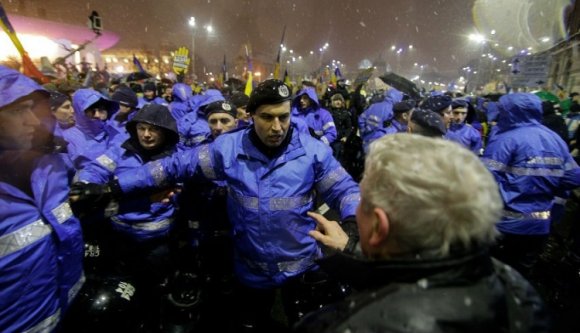 A katonai ügyészség is vizsgálja a tüntetőket verő csendőr ügyét