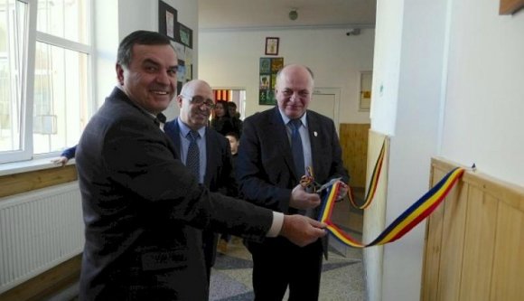 A polgármester átvágta a trikolór szalagot… egy iskolai vécében