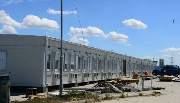 Mobil konténertáborokkal készül Románia a migránsok érkezésére
