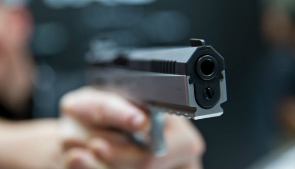 Véletlenül főbelőtte rendőr kedvesét egy nő, és magát is megsebesítette