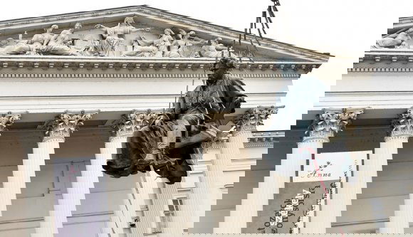 Arany János visszaköltözött a Múzeumkertbe