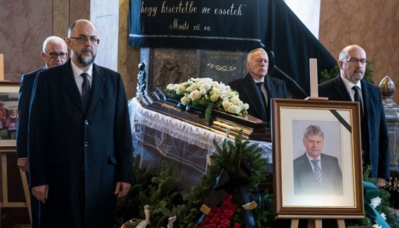 Katonai tiszteletadással temették el Verestóy Attilát