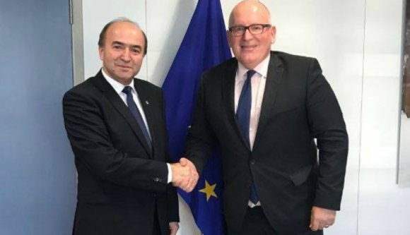 Timmermansnál magyarázkodott a román igazságügyi miniszter