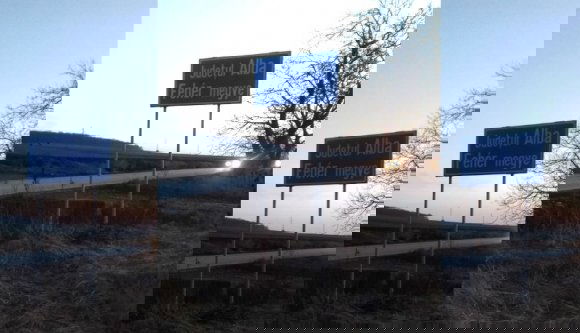 A magyarok megint kirakták a kétnyelvű táblát a román „határra”