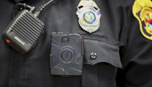 Testkamerát kapnak a börtönőrök