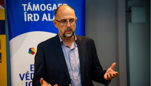 Kelemen szerint hiba, hogy a PNL egy magyar iskola ellen hadakozik