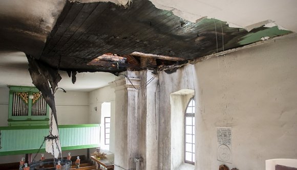 Lyuk égett a válaszúti templom mennyezetébe