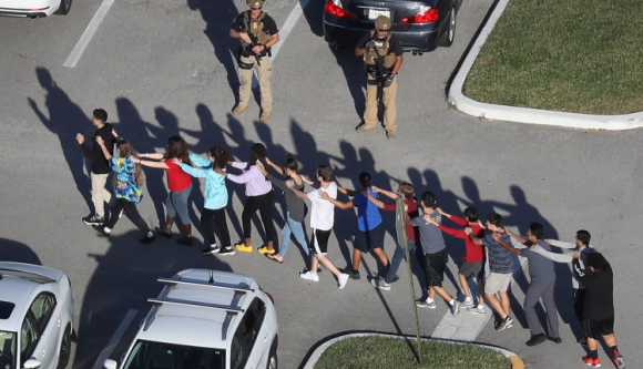 Tizenheten haltak meg egy floridai iskolai lövöldözésben