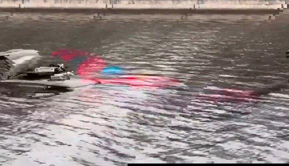 Becsúszott egy autó a Dâmboviţa folyóba