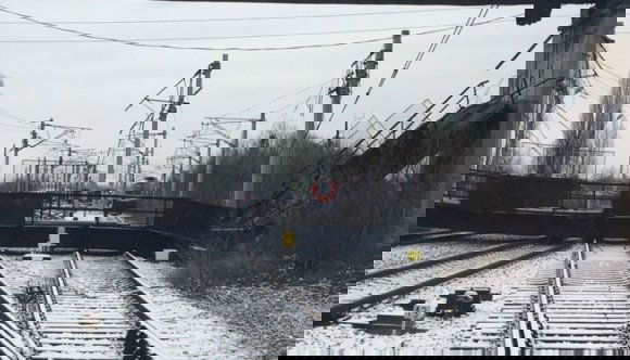 A sínekre zuhant egy fémszerkezet Ploieşti-en, leállt a vasúti forgalom Erdély és Bukarest között