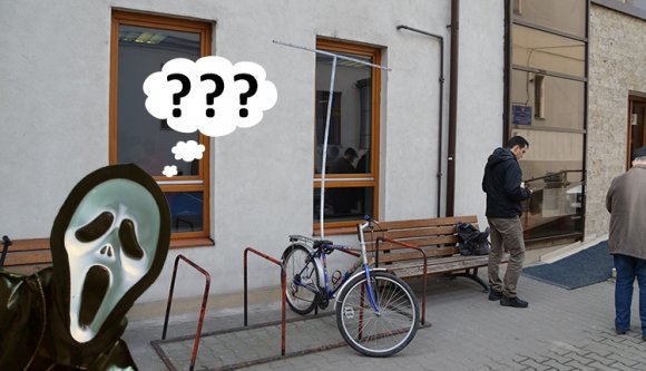 Városházi őr: Egy maszkos lény vitte el a többnyelvű Kolozsvár-táblát