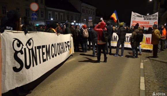 Belvárosi sugárutat zártak le a kolozsvári tüntetők