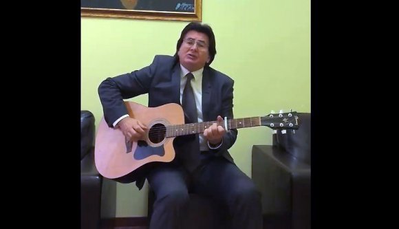 Így énekel és gitározik Temesvár polgármestere (VIDEÓ)