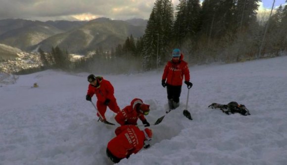 Meghalt egy nő Vrancea megyében, miután elsodorta a lavina