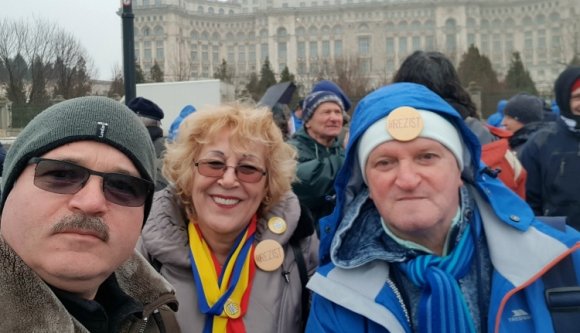 A parlament előtt tüntetnek és petícióznak