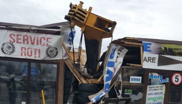 Autójavítóra borult egy daru