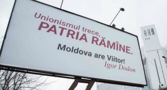 Igor Dodon antiunionista óriásplakátokba csomagolta Moldovát