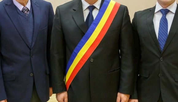 Egyre nagyobb kabaré a helyi választottak különnyugdíja