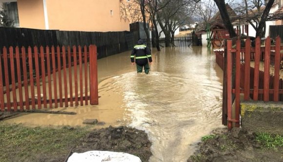 Embereket, állatokat mentenek az árvíz elől, házakat, iskolákat öntött el a víz a Székelyföldön