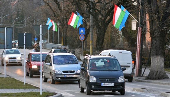 Udvarhelyt is piszkálja a prefektus a magyar nemzeti színek miatt