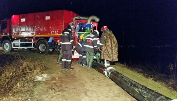 Gátszakadás fenyeget Köpecen, kimenekítették az embereket